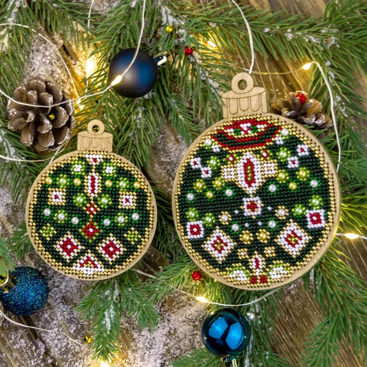 Заготовка для вишивки бісером на дерев’яній основі «Ялинкова прикраса – Різдвяні візерунки» (2 шт)