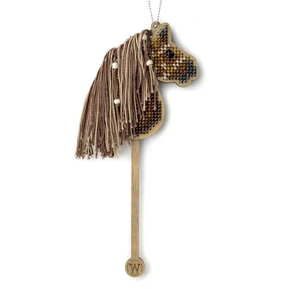 Заготовка для вишивки бісером на дерев’яній основі «Ялинкова прикраса – Гніда конячка»